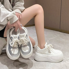 Hoher Style, hoher Komfort: 7 cm Plateau-Sneaker