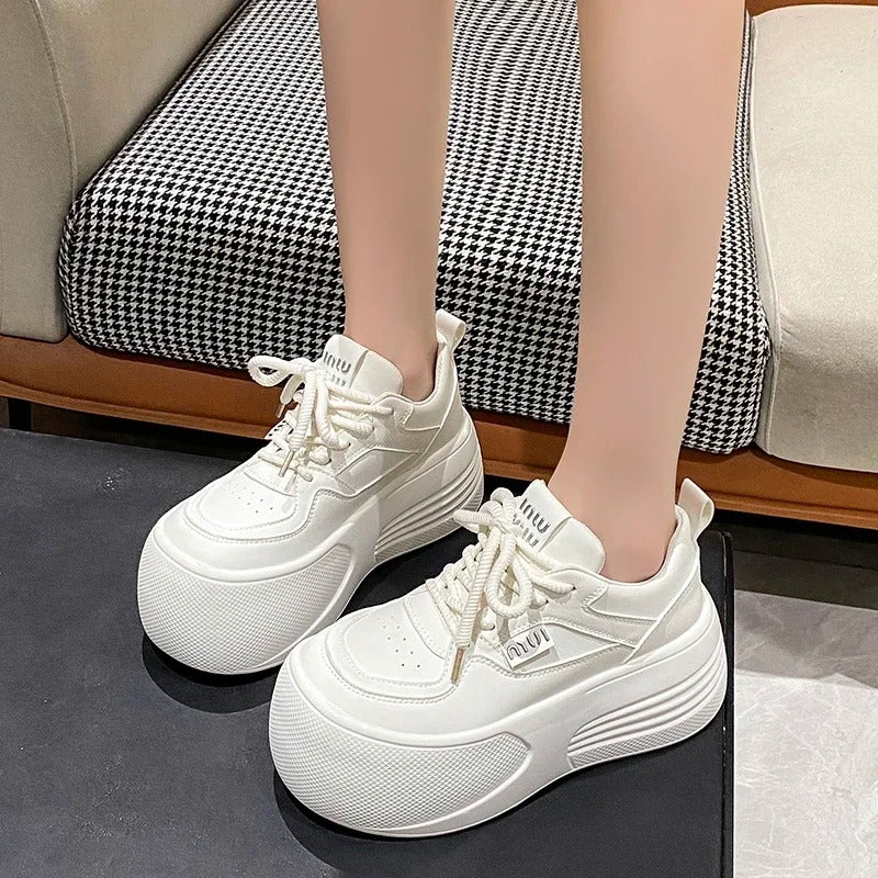 Hoher Style, hoher Komfort: 7 cm Plateau-Sneaker