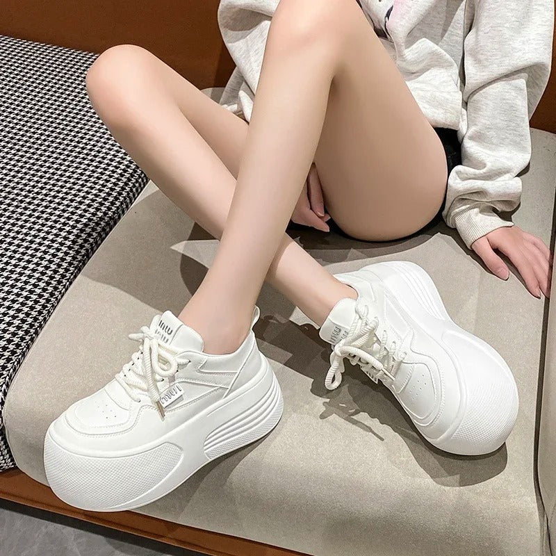 Hoher Style, hoher Komfort: 7 cm Plateau-Sneaker