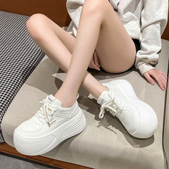 Hoher Style, hoher Komfort: 7 cm Plateau-Sneaker