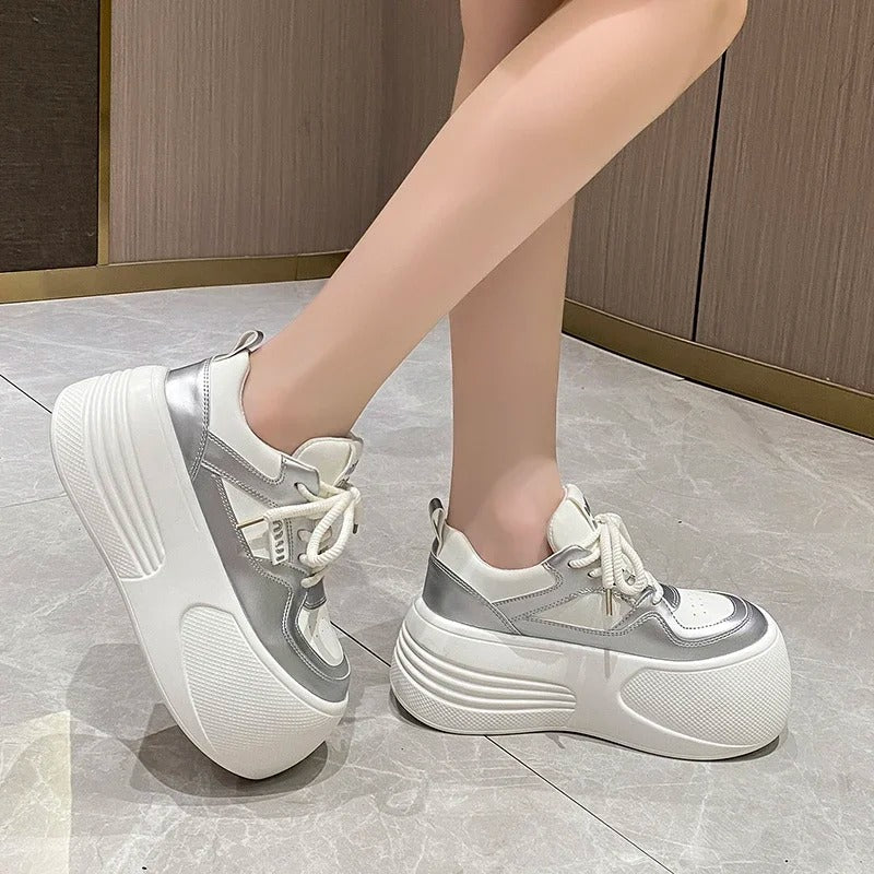 Hoher Style, hoher Komfort: 7 cm Plateau-Sneaker