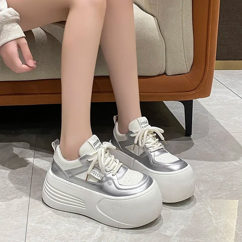 Hoher Style, hoher Komfort: 7 cm Plateau-Sneaker